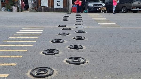 Sí habrá topes en la carretera salida a Curungueo