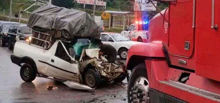 Trágico accidente entre camioneta y camión torton deja un herido en Zitácuaro