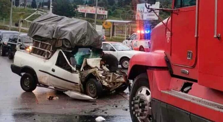 Trágico accidente entre camioneta y camión torton deja un herido en Zitácuaro