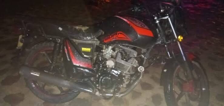 Hombre resulta lesionado en accidente entre automóvil y motocicleta