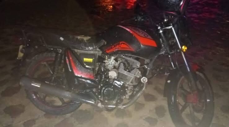 Hombre resulta lesionado en accidente entre automóvil y motocicleta