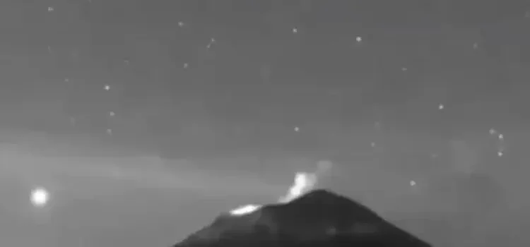 Captan decenas de objetos luminosos sobre el Popocatépetl