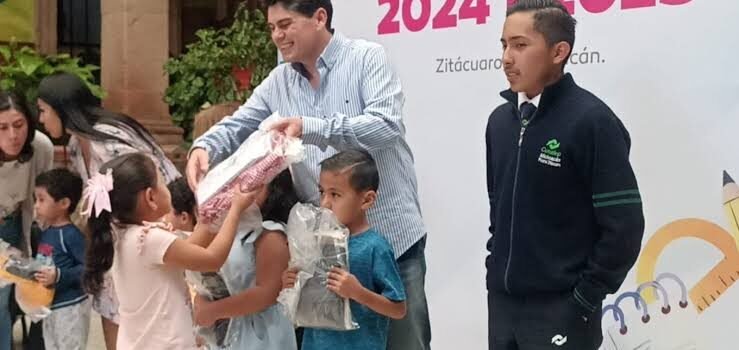 Juan Antonio Ixtláhuac Orihuela entrega uniformes y refrenda su apoyo a la educación