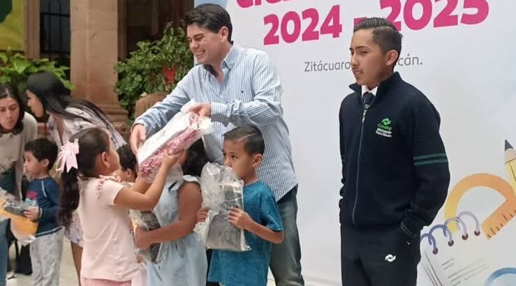Juan Antonio Ixtláhuac Orihuela entrega uniformes y refrenda su apoyo a la educación