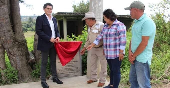 Toño Ixtláhuac inaugura rehabilitación de camino en Puentezuelas como parte de Ruta 100+