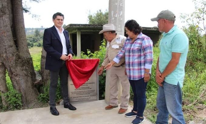 Toño Ixtláhuac inaugura rehabilitación de camino en Puentezuelas como parte de Ruta 100+