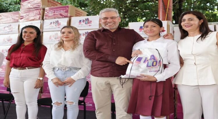 Arrancó entrega de tenis a secundarias de Michoacán
