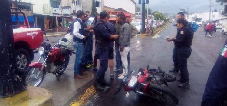 En Zitácuaro, un hombre derrapó en su moto y murió