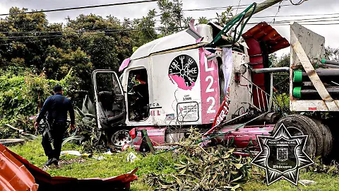 Identifican a lesionados embestidos por tráiler en Zitácuaro