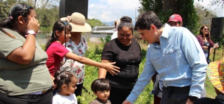 Toño Ixtláhuac inaugura nueva red eléctrica en Curungueo