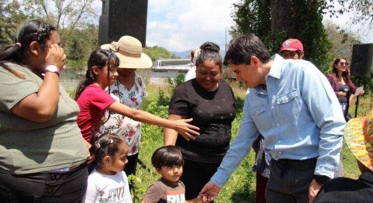 Toño Ixtláhuac inaugura nueva red eléctrica en Curungueo
