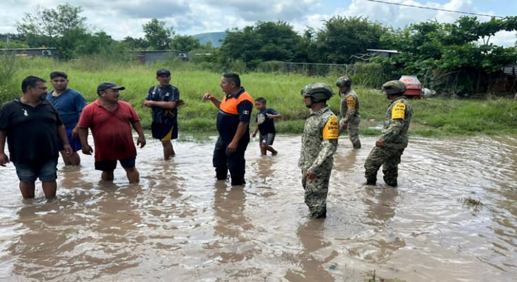 Defensa rescata a 164 personas tras fuertes lluvias en Buenavista, Michoacán