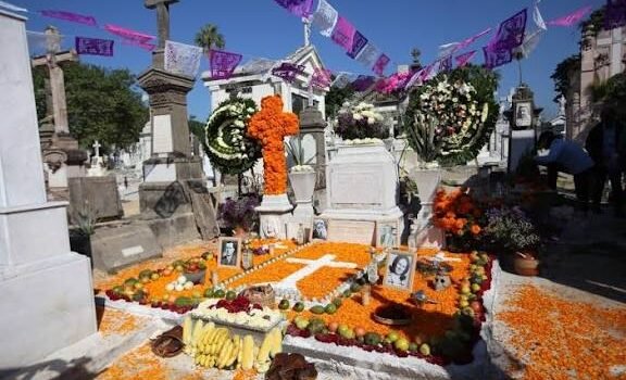 Panteones del municipio registran miles de visitantes durante Día de Muertos