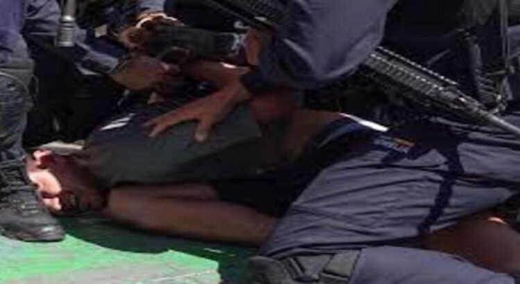 Guardia Civil somete a joven que intentó ingresar con mariguana al Congreso de Michoacán