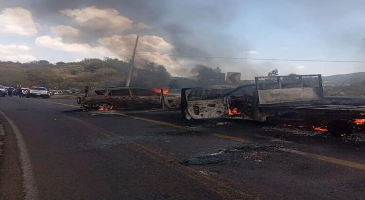 Ataque armado durante toma de carretera en Michoacán deja una joven muerta Ataque armado durante toma de carretera en Michoacán deja una joven muerta