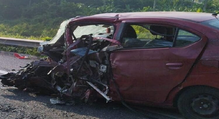 Pasajero sale disparado tras impactante choque en Michoacán