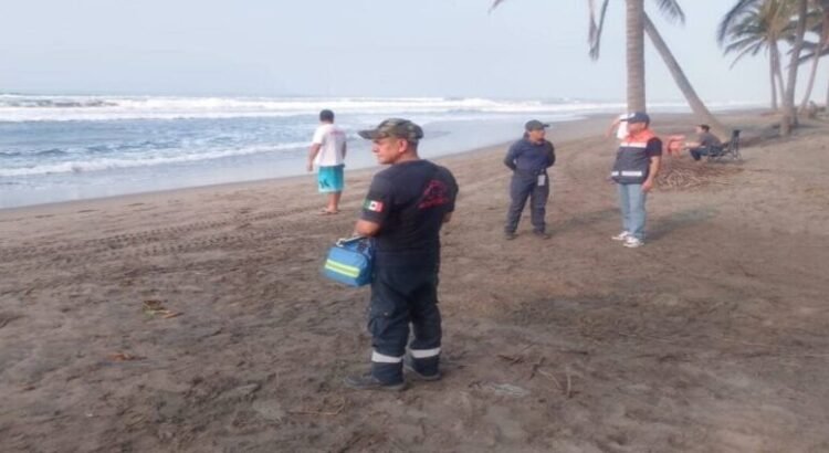 Alumno de prepa se lanza al mar para rescatar a su compañera y desaparece en Michoacán Alumno de prepa se lanza al mar para rescatar a su compañera y desaparece en Michoacán
