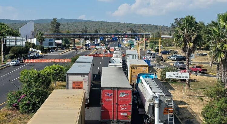 Bloqueadas, al menos 7 carreteras en Michoacán por campesinos