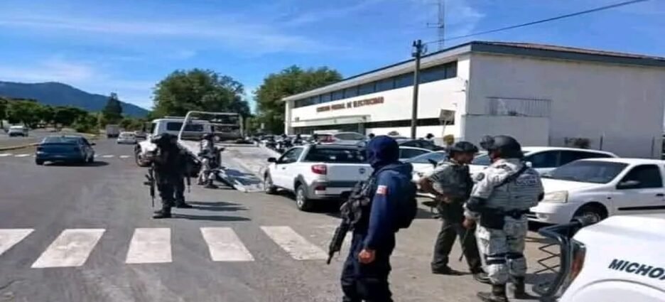 Huyen policías municipales tras operativo de fuerzas federales en Ario