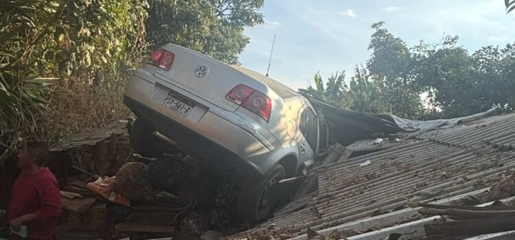 Dos heridos resultado de choque entre automóvil y motocicleta