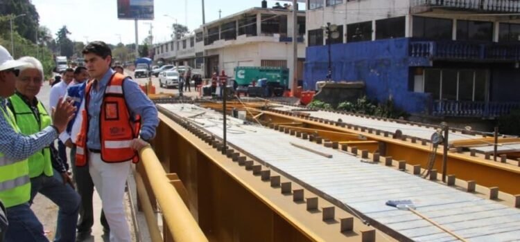 Toño Ixtláhuac supervisa avances en la ampliación del Puente de Fierro