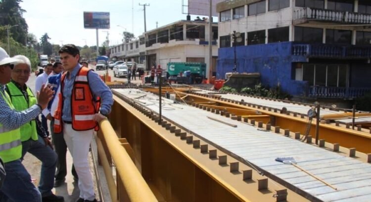 Toño Ixtláhuac supervisa avances en la ampliación del Puente de Fierro