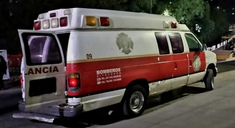 Agente vial de Zitácuaro balea a pareja en motocicleta Agente vial de Zitácuaro balea a pareja en motocicleta