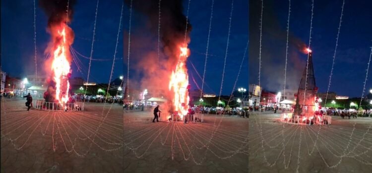 Pobladores de Zitácuaro, Michoacán, queman árbol de Navidad
