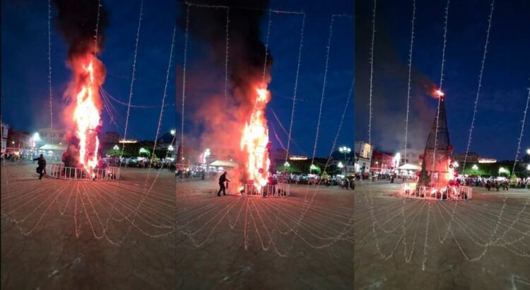 Pobladores de Zitácuaro, Michoacán, queman árbol de Navidad Pobladores de Zitácuaro, Michoacán, queman árbol de Navidad