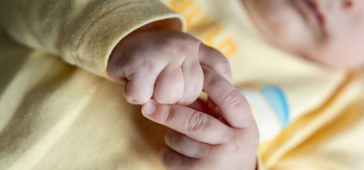 Operadora del C5 Michoacán salva a bebé a través de llamada telefónica