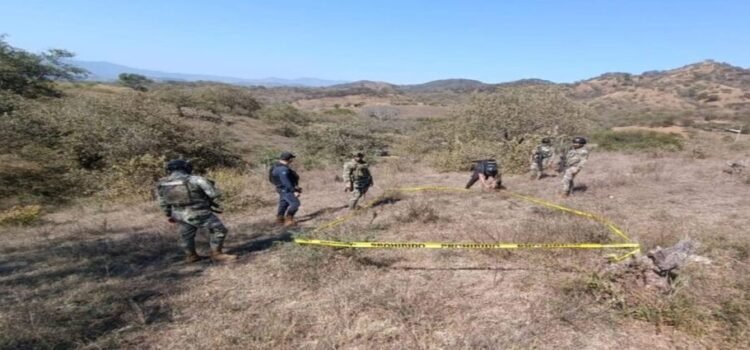 Descubren 12 artefactos explosivos en campo minado de Tierra Caliente, Michoacán