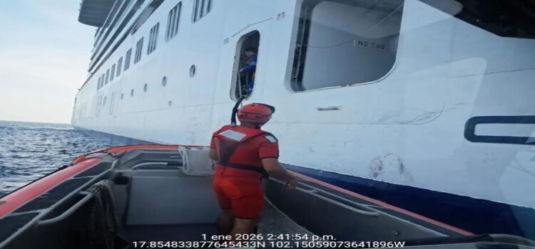 Marina auxilia a turista estadunidense con fractura a bordo de crucero en Michoacán