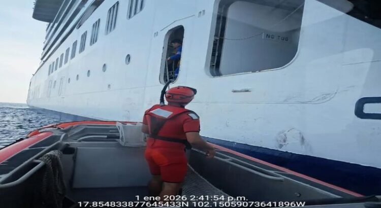 Marina auxilia a turista estadunidense con fractura a bordo de crucero en Michoacán