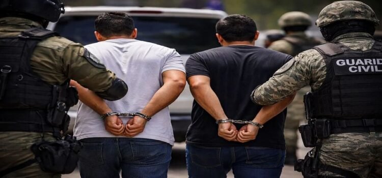 Vinculan a proceso a dos hombres por portar arma y cohecho en Michoacán