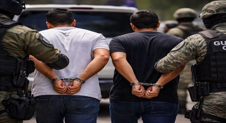 Vinculan a proceso a dos hombres por portar arma y cohecho en Michoacán Vinculan a proceso a dos hombres por portar arma y cohecho en Michoacán