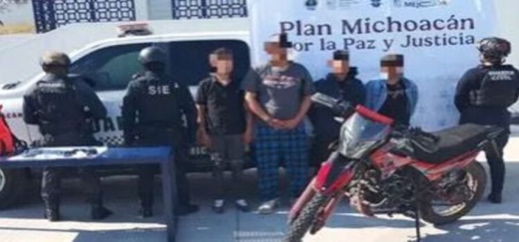 Detienen a 4 supuestos repartidores de aplicación con droga y réplicas de armas en Michoacán