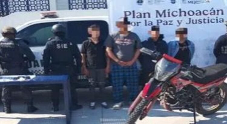 Detienen a 4 supuestos repartidores de aplicación con droga y réplicas de armas en Michoacán Detienen a 4 supuestos repartidores de aplicación con droga y réplicas de armas en Michoacán