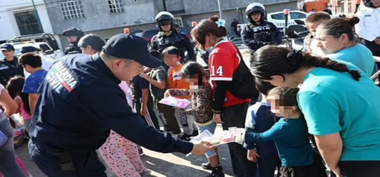 Niñez de Michoacán recibe juguetes en recorrido de Reyes Magos