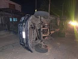 Volcadura en la carretera Zitácuaro – Morelia, Michoacan: Camioneta queda destruida y conductor se niega a dar datos