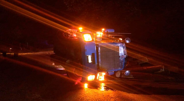 Vuelca tráiler en Zitácuaro, Michoacán