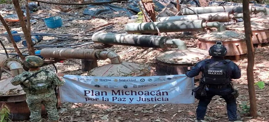 Aseguran campamento y narcolaboratorio en Arteaga, Michoacán