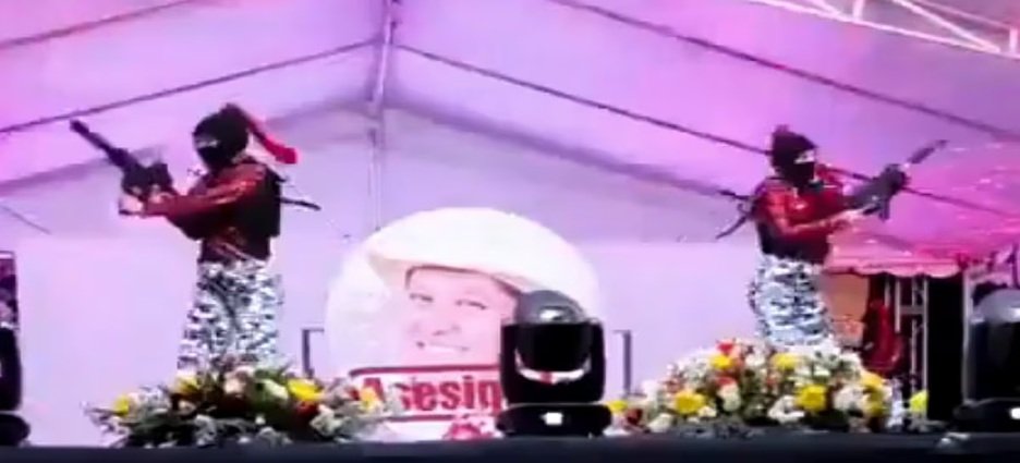 Estudiantes bailan con armas falsas y fotos de alcaldes asesinados en Michoacán