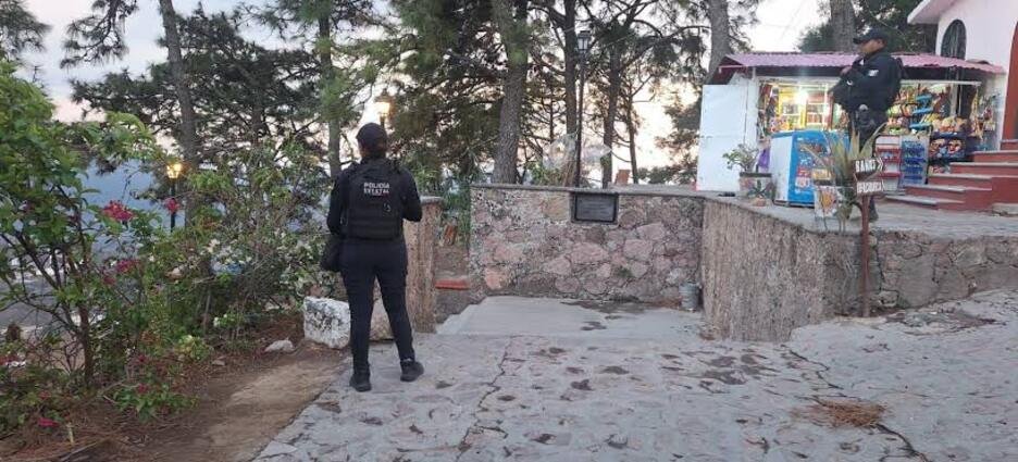 Hallan cuerpo de mujer calcinado junto a canal en Michoacán