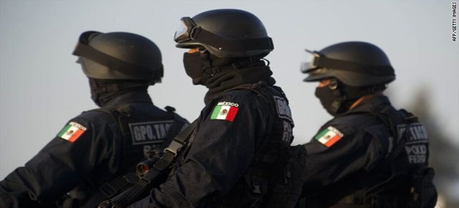 Exhiben a supuestos policías que retenían a transportistas en Michoacán